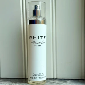 White For Her Bodymist från Kenneth Cole - En ljuvligt fräsch och feminin bodymist från Kenneth Cole, White For Her. Doften har inslag av vanilj, mysk, amber, fresia, iris, plommon, orkidé, liljekonvalj och mandarin. Den perfekta bröloppsdoften 🤍236 ml, knappt använd (tydligt uppmärkt på bild nr 2). 