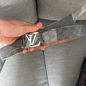 Bälte från välkänt märke  - Snyggt till drip