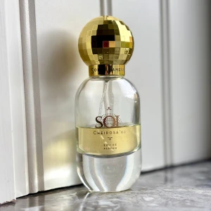 Sol de Janeiro SOL Cheirosa 62 Eau de Parfum 50 ml - Sol de Janeiro Cheirosa '62 är en parfym med en söt och varm doftprofil. Doften har tydliga inslag av vanilj, karamell, mandel, pistage, jasmin och sandelträ. Den ultimata sommardoften 💛50 ml, kvarvarande mängd syns på bilden. 