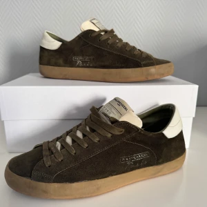 Olivgröna sneakers från Philippe Model - Unika olivgröna sneakers från Philippe Model i mocka med vita detaljer på häl och plös. Använda fåtal gånger 