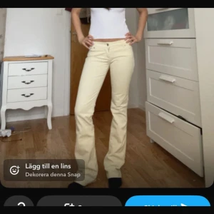 Beige bootcut byxor - Snygga gula byxor 