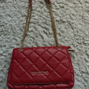 Röd Valentino väska - Säljer min röda valentino väska då den inte används🌸 jag köpte den från Miriade, den är äkta!!.