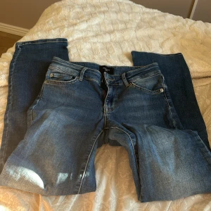Lågmidjade jeans  - Super snygga lågmidjade jeans!!🩵                              Ytterbensmått- 100cm                                                     Innerbensmått- 75cm                                                        Midjemått- 32 (rakt över)