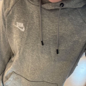 Grå hoodie från Nike - Grå hoodie från Nike som inte används 