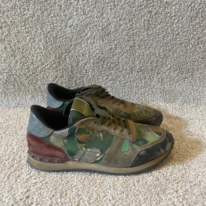 Valentino rockrunners  - Snygga rockrunners i bra skick. Storlek 44 . Inget og tillkommer.
