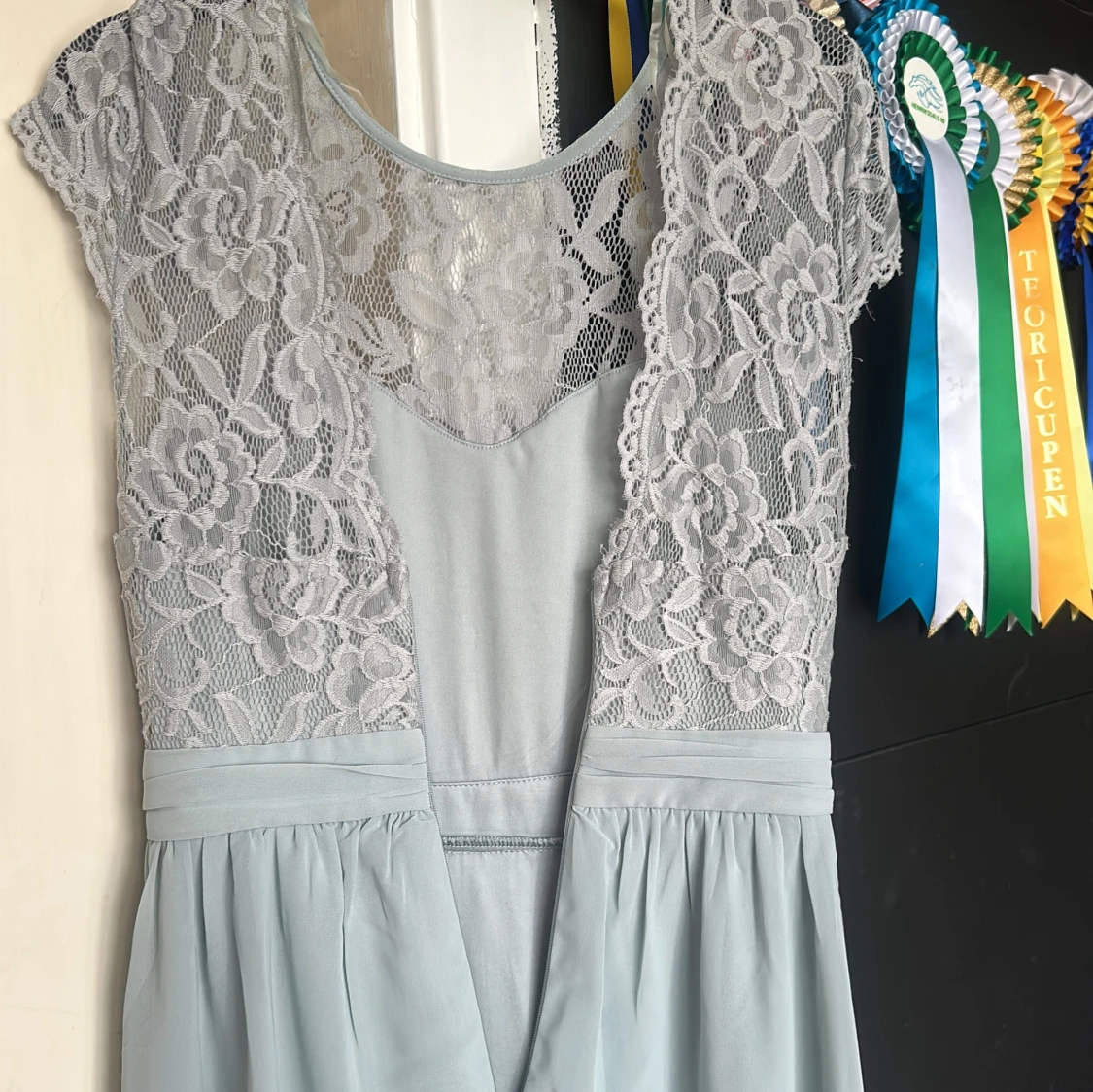 Ljusblå långklänning med spets - 2