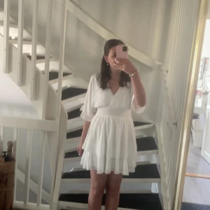 Vit omlottklänningen  - Säljer en super fin vit klänning från New Yorker, perfekt till t.ex avslutning, konfirmation eller liknande ❤️Köpte för ca 300 kr och endast använd en gång ❤️skriv för fler bilder och pris kan diskuteras 