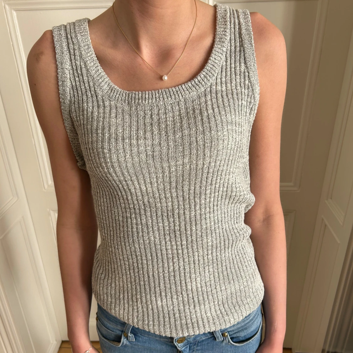 Grå ribbad stickad linnetopp