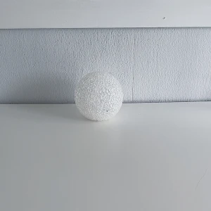 Vit snöbolls ledlampa 🤍 - En söt liten vit snöbolls batteridriven ledlampa som knappt har använts, perfekt att ha som nattlampa. Det finns någon fläck på undersidan och lite slitage på skruven som man kan se på de sista bilderna, alltså är den i bra/begagnat skick! Har inte använt den på länge och har inga batterier till den så jag vet inte om den funkar, alltså ingår/medföljer det inget batteri, det är GP CR 2032 batterier som behövs till den. FÖRST TILL KVARN!🤍(BUNDLERABATT VID KÖP AV FLER ARTIKLAR!)