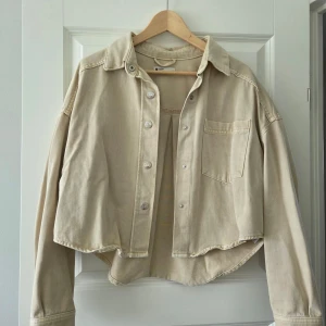 Beige croppad jeansjacka - Beige croppad jeansjacka från gina tricot. Passar en strl S och M