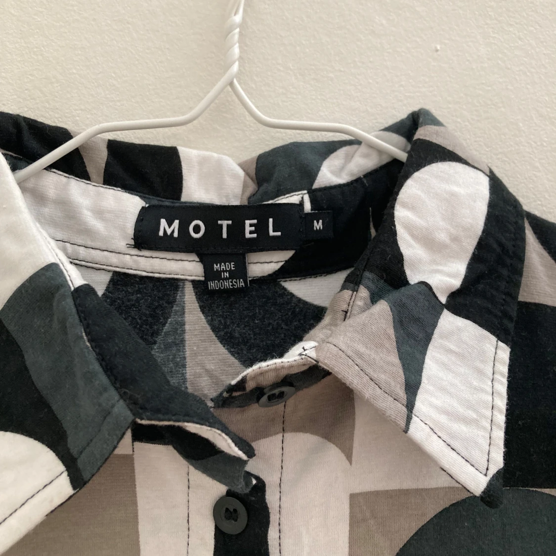 Mönstrad skjortklänning från Motel - 2