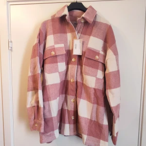 Bianca x Nelly Lollipop Jacket 32 - Bianca x Nelly Lollipop Jacket i storlek 32, den är oversized! Skulle säga att denna passar en 34-36. Helt NY! Alla lappar hänger kvar och kommer i original påse. Denna har utgått ur sortimentet sedan länge sedan. Finns inte längre att köpa. Såldes exklusivt hos Nelly.com i samarbete med Bianca Ingrosso.
