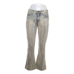 Jeans från Miss Sixty - Säljer ett par bootcut jeans från Miss Sixty med coola slitningar och tvättade detaljer framtill. W27. Midjemått: 76 cm. Innerbenslängd: 78 cm. 100% bomull. Använda 1 gång. Utmärkt skick 🩵