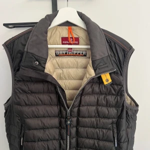 Svart dunväst från Parajumpers - Snygg svart dunväst från Parajumpers med quiltad design och dragkedja framtill.