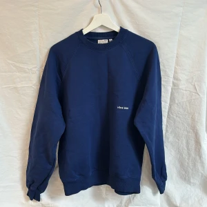 Mörkblå sweatshirt från Yoke - Säljer en stilren mörkblå sweatshirt från Yoke med liten broderad logga