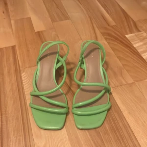 Gröna sandaler med klack från & Other Stories - Säljer ett par trendiga gröna sandaler från & Other Stories med fyrkantig tå och blockklack. Bara använda två gånger! 