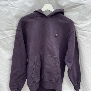 Polar Skate hoodie, XS - Säljer en mörklila hoodie från Polar skate