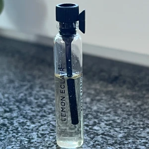 Lemon Eclair Eau de Parfum provflaska - Fräsch och citrusdoftande Eau de Parfum från Lemon Eclair i en liten genomskinlig glasflaska. Perfekt storlek för att testa doften eller ha med i väskan.