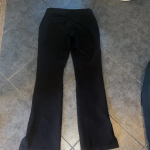 Lågmidjade kostymbyxor  - Säljer ett par lågmidjade kostymbyxor då dom är för små.