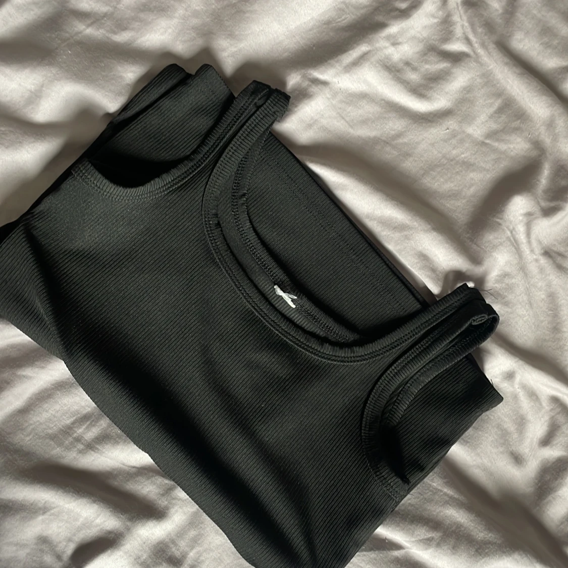 Svart ribbad klänning - 3