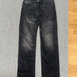 Weekday Klean Jeans i storlek 29/32 - Säljer ett par oanvända byxor från Weekday i storlek 29/32. De är endast provade men tyvärr för små för mig, kunde inte returneras och säljs därför här. Modellen är avsedd för killar men fungerar lika bra för tjejer. 