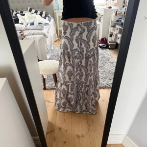 Långkjol  - Långkjol i så fint mönster med knappar framtill🥰
