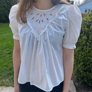 Vit blus med broderad spets - Gina blus💕storlek 158/164