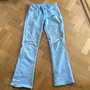 Ljusblå bootcut jeans med slitningar - Ljusblå jeans med bootcut passform och slitna detaljer på låret och knät💗