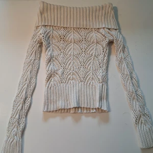 Offshoulder tröja med detaljer - Säljer en off-white stickad offshouldertröja från Orsay med snyggt mönster och bred ribbad kant upptill. Tröjan har lång ärm och är figurnära med fina detaljer i stickningen. Skriv gärna vid funderingar funderingar🙂