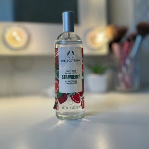 Strawberry Mist - En jordgubbsdoftande body mist från The body shop som luktar himmelskt! Inte ofta man hittar nåt som FAKTISKT luktar jordgubbe men det gör denna. Stark doft och knappt använd (ca 2 ggr). Nypris 140kr