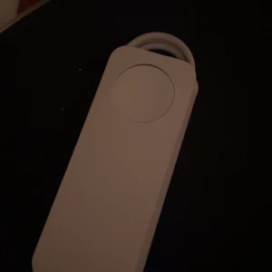 Vit Apple Watch laddare ny - Säljer en ny Apple Watch laddare eftersom jag inte har användning till den men den är bra om du har en applewatch