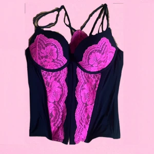 Rosa och svart lingerie korsett linne - Rosa svart y2k lingerie korsett linne med inbyggd bh som är så fint. Öppnas fram. Annonsen är uppladdad både på vinted och plick, först till kvarn gäller! Priset är diskuterbart, men först till kvarn gäller!