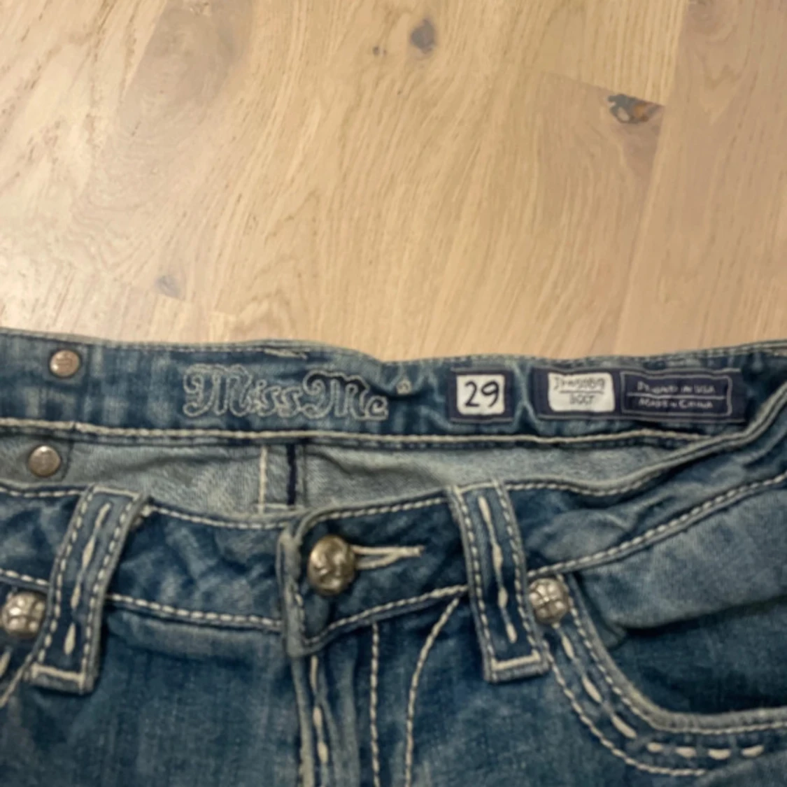 Miss Me jeans med slitningar och broderade bakfickor - 1