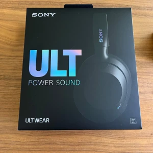 Sony ULT WEAR hörlurar - Noice cancelling  - Säljer ett par Sony ULT WEAR hörlurar. Modellen är WH-ULT900N. Hörlurarna har kraftfull bas med ULT-knapp, brusreducering och upp till 30 timmars batteritid. De har även hands-free samtal med multipoint-anslutning, 360 Reality Audio, Spotify Tap, Alexa och Google Assistant. Utsedd till årets bästa trådlösa hörlurar 2024-2025  Aldrig använda och oöppnad förpackning. Fick i julklapp, men säljes pga har redan ett par andra noice cancelling hörlurar.   • Ultimat basljud • Integrerad processor V1, 40
