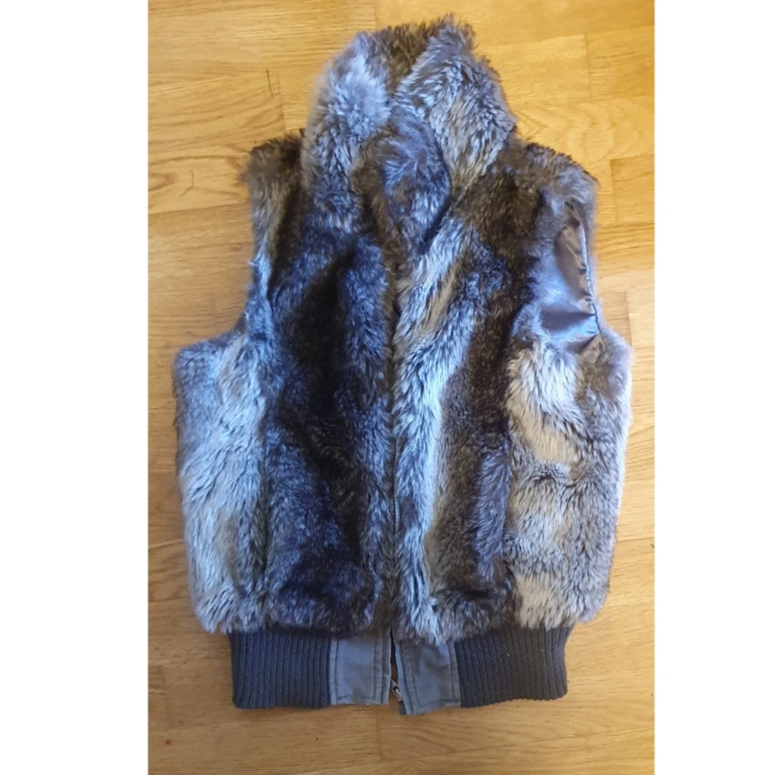 Grå/brun pälsväst med ribbad kant - 1