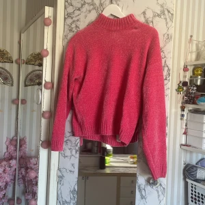Rosa, mjuk tjock tröja. - Den här tröjan är max använd 2 gånger och säljer pga att jag rensar mig garderob. Jätte bra skick och är fortfarande ett mjukt och fint material. 