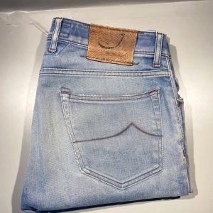 Jacob Cohen jeans  - Hej! Säljer nu mina jeans från märket Jacob Cohen, storlek 33 bra skick, givetvis äkta. Tveka inte på att höra av dig om du har frågor eller funderingar kring skorna! 