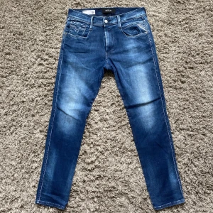 Replay anbass jeans - Säljer dessa rikigt snygga Replay anbass jeansen!🙌Skick : 9,5/10!⭐️ Storlek : W31/L30!🤝 Hör gärna av er om ni har funderingar!👍