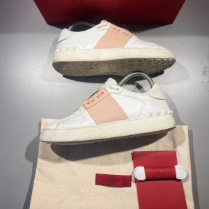 Valentino skor - Hej! Säljer nu mina skor från märket Valentino, storlek 36.5 bra skick, givetvis äkta. Tveka inte på att höra av dig om du har frågor eller funderingar kring skorna! 