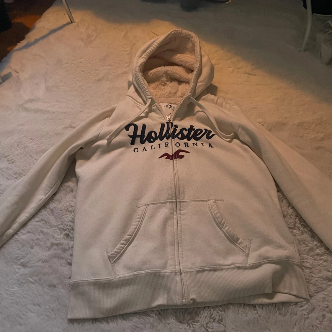 Vit hoodie från Hollister med teddyfoder