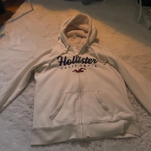 Vit hoodie från Hollister med teddyfoder - Säljer min super fina hollister hoddie. Den är vit och har fluffmaterial i sig💕strl M. Köpt på sellpy för ca 300kr. Väl använd men inga defekter! Super mysig