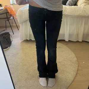 Svarta bootcut jeans - Ltb low waist bootcut jeans som ja säljer då de e lite korta för mig, å skriv gärna om ni undrar nåt, dem är i jätte fint skick nästan som nya❤️storlek 25/32