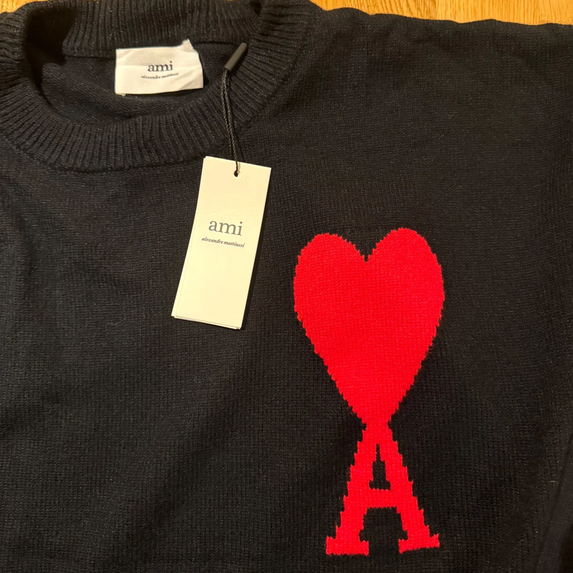 Svart stickad tröja från Ami med rött hjärta - 1