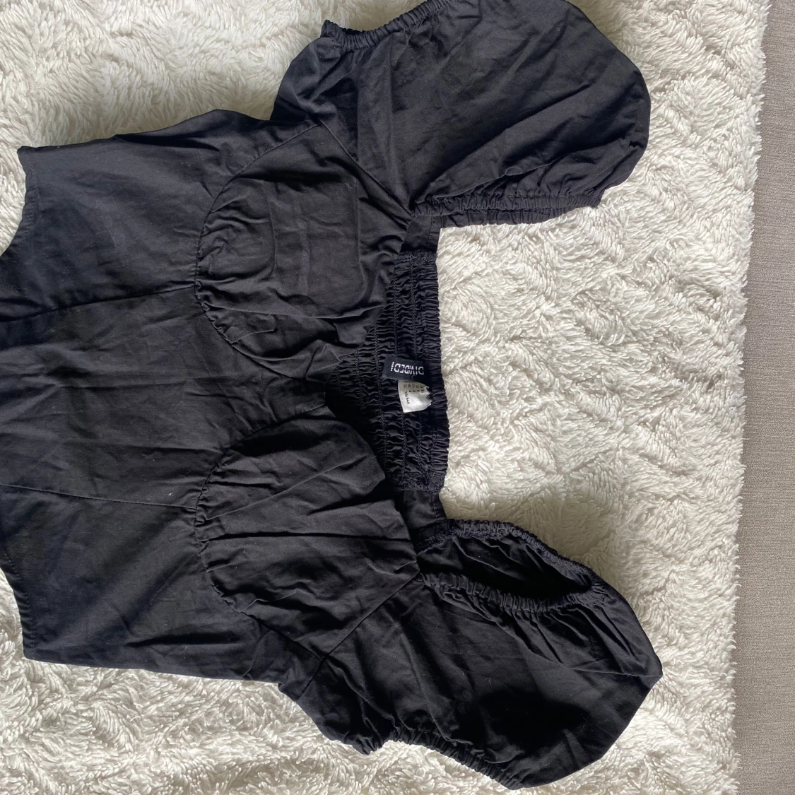 Svart croppad blus med puffärmar