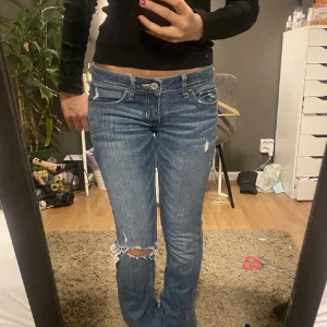 Lågmidjade jeans - Sååååå snygga Lågmidjade jeans inte helt säker på om jag vill sälja💞