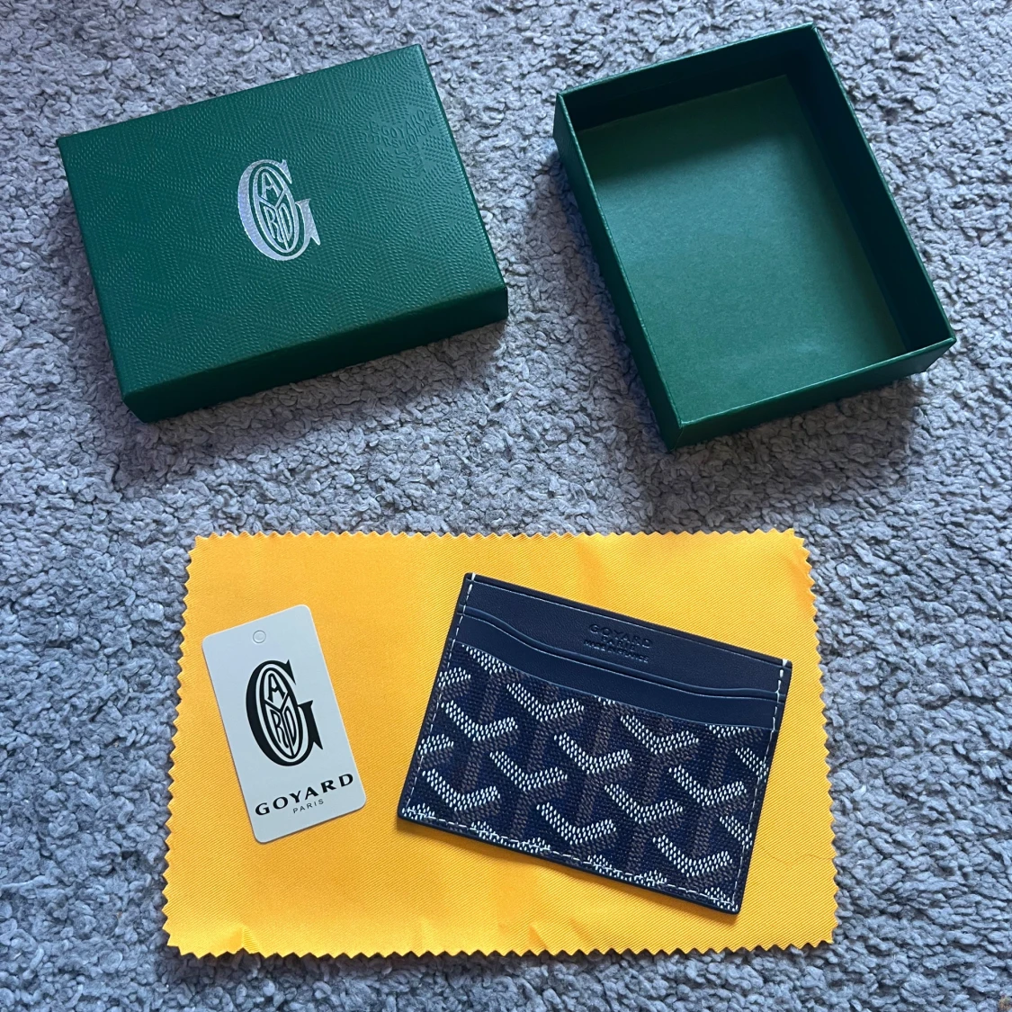 Marinblå korthållare med mönster