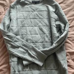 Tröja Tommy Hilfiger - Snygg Tommy hilfiger tröja med ett coolt unikt mönster passar till många färger och enkel att styla.