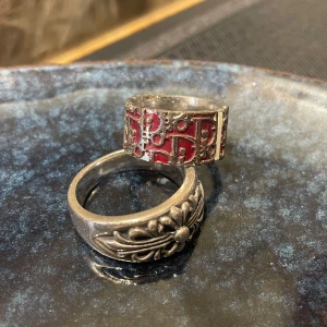 Vintage Dior ring - Unik och bred ring i silver med ett rött, abstrakt mönster runt hela ringen. Ringen har en rå och lite vintage känsla med upphöjda detaljer och en konstnärlig design. 💍