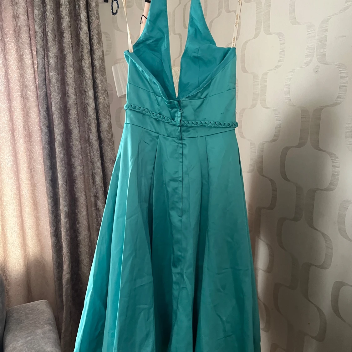 Ljus turkos långklänning med rosett - 2