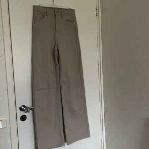 Beige vida byxor från Divided - Snygga beige byxor från Divided med vida ben ganska högmidjade storlek 34 aldrig använda.🤍